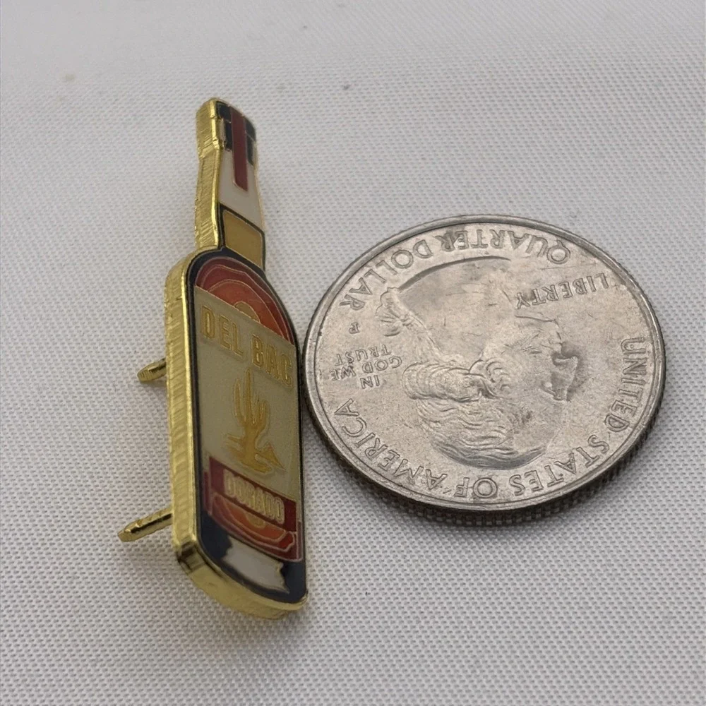 Del Bac Dorado Whiskey Bottle Alcohol Lapel Hat Pin‎